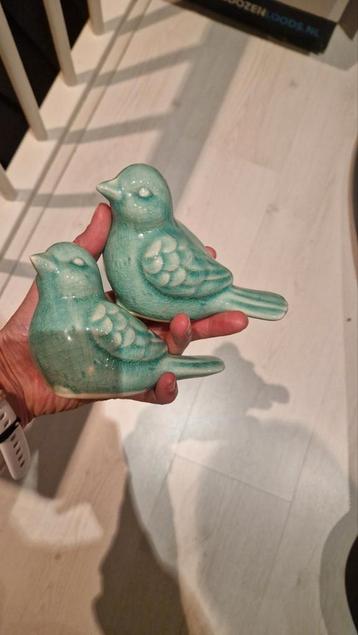 Leuke decoratieve vogeltjes beschikbaar voor biedingen
