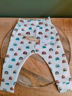 Nieuw handgemaakt • Broekje Regenboog 'mt 74, Kinderen en Baby's, Babykleding | Maat 74, Broekje, Jongetje of Meisje, Nieuw, Ophalen of Verzenden