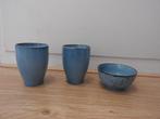 Gloednieuw! Twee bekers en kommetje. Blauw met bruine rand., Nieuw, Ophalen of Verzenden, Overige stijlen, Kop(pen) en/of Schotel(s)
