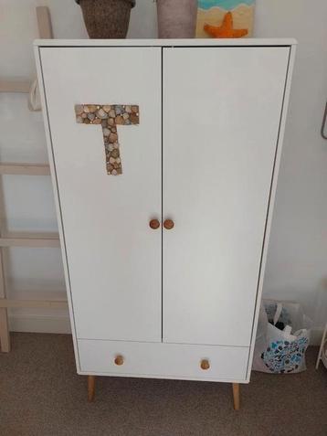 Kledingkastje beschikbaar voor biedingen