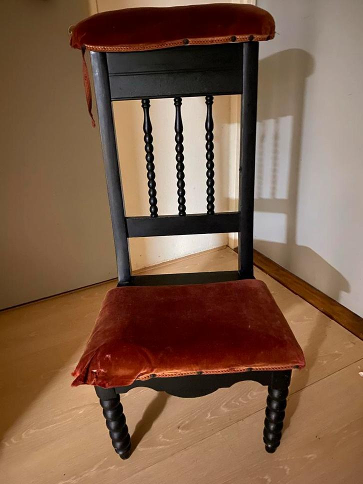 Antieke zwarte bidstoel met rode bekleding, Huis en Inrichting, Stoelen, Gebruikt, Eén, Hout, Rood, Ophalen