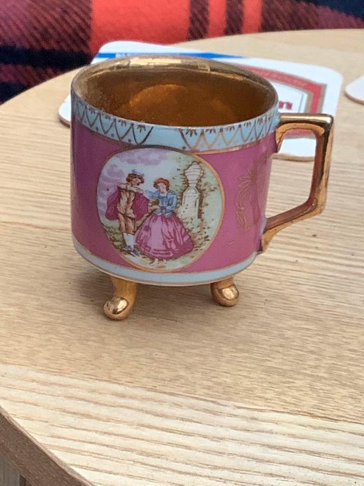 Porseleinen demitasse espressokop op drie pootjes, Antiek en Kunst, Antiek | Porselein, Ophalen of Verzenden