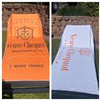 Badlaken handdoek van Veuve Clicquot 49,95 NU 2 voor 75,-, Huis en Inrichting, Ophalen of Verzenden, Nieuw, Wit, Handdoek