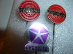 2 stuks CHRYSLER Auto Speldjes. Rood & paars., Verzamelen, Speldjes, Pins en Buttons, Ophalen of Verzenden, Zo goed als nieuw