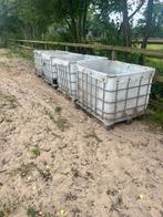 4 hooibakken, Stalling, 2 of 3 paarden of pony's