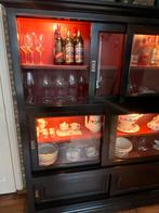 Zwarte vitrinekast met rode achterwand en verlichting, Ophalen, Gebruikt, 150 tot 200 cm, Glas