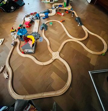 Zeer complete houten treinbaan (auto’s, vliegveld, haven etc beschikbaar voor biedingen