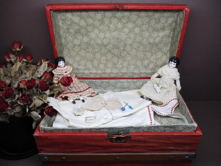 Antieke trousseau voor de pop, Antiek en Kunst, Antiek | Speelgoed, Ophalen of Verzenden