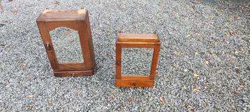Vintage ophang kastjes met spiegel beschikbaar voor biedingen