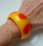 Jaren '60 / '70 kunststof 'bangle' armband: geel + oranje, Ophalen of Verzenden, Overige materialen, Armband