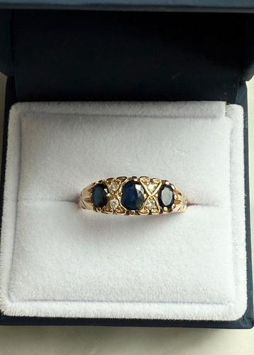 Vintage 9K gouden ring met saffier en diamanten beschikbaar voor biedingen