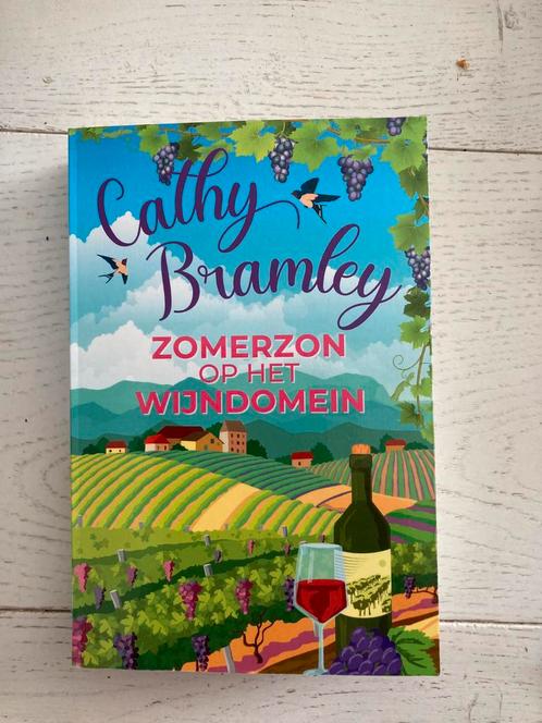 Cathy Bramley - Zomerzon op het wijndomein, Boeken, Romans, Zo goed als nieuw, Nederland, Ophalen of Verzenden