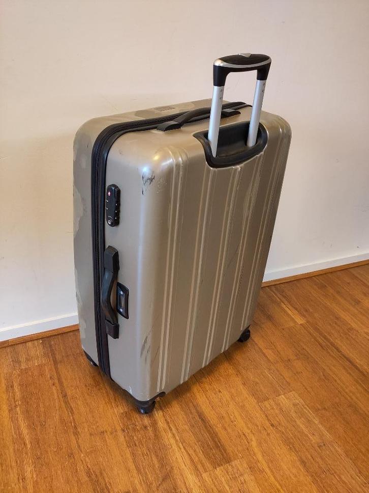 Grote reiskoffer met ingebouwde weegschaal en slot, Sieraden, Tassen en Uiterlijk, Koffers, Gebruikt, Hard kunststof, 70 cm of meer