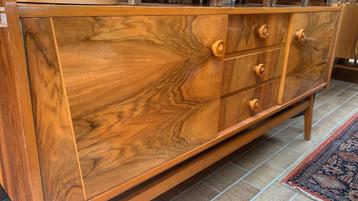 Vintage dressoir beschikbaar voor biedingen