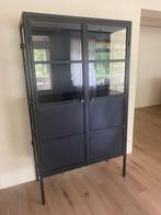 Praxhtige zwarte metalen kast van Sevendays, Huis en Inrichting, Kasten | Vitrinekasten, Ophalen, Stoer, chique, Met deur(en)