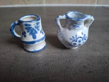Vintage miniatuur Delfts blauwe kruikje en vaasje. beschikbaar voor biedingen