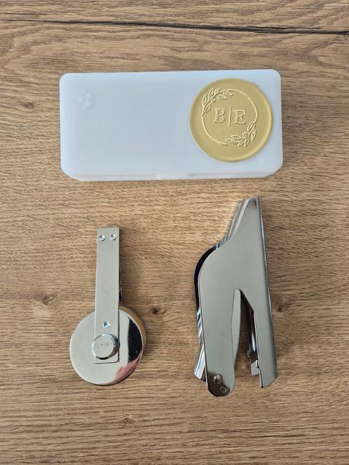 Gepersonaliseerde embosser met de letters B en E, Hobby en Vrije tijd, Scrapbooking, Zo goed als nieuw, Versiering of Embellishment