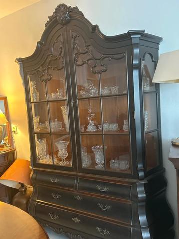 Elegante vitrine in Franse Louis XV stijl beschikbaar voor biedingen