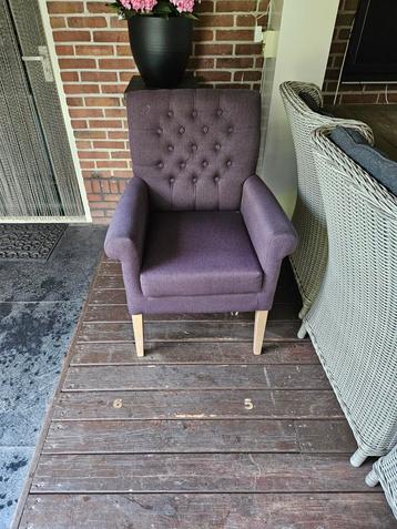 Paarse fauteuil in goede staat