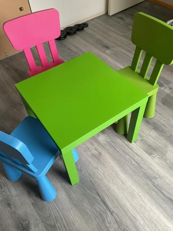 Tafel en 3stoeltjes beschikbaar voor biedingen