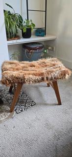 Bijzonder bijzetkrukje met vacht, Huis en Inrichting, Krukjes, Ophalen, Gebruikt, Hout
