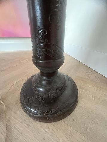 Unieke lampenpoot met houtsnijwerk beschikbaar voor biedingen