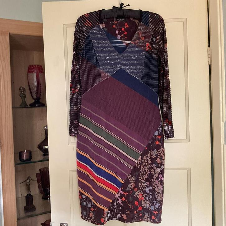 ZO MOOIE EROKE JURK IN VELOURS EN DIV MATERIALEN MT S, Kleding | Dames, Jurken, Zo goed als nieuw, Knielengte, Ophalen of Verzenden