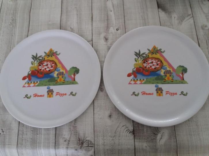 2 originele Saturnia pizza borden, Huis en Inrichting, Keuken | Servies, Zo goed als nieuw, Bord(en), Overige stijlen, Porselein