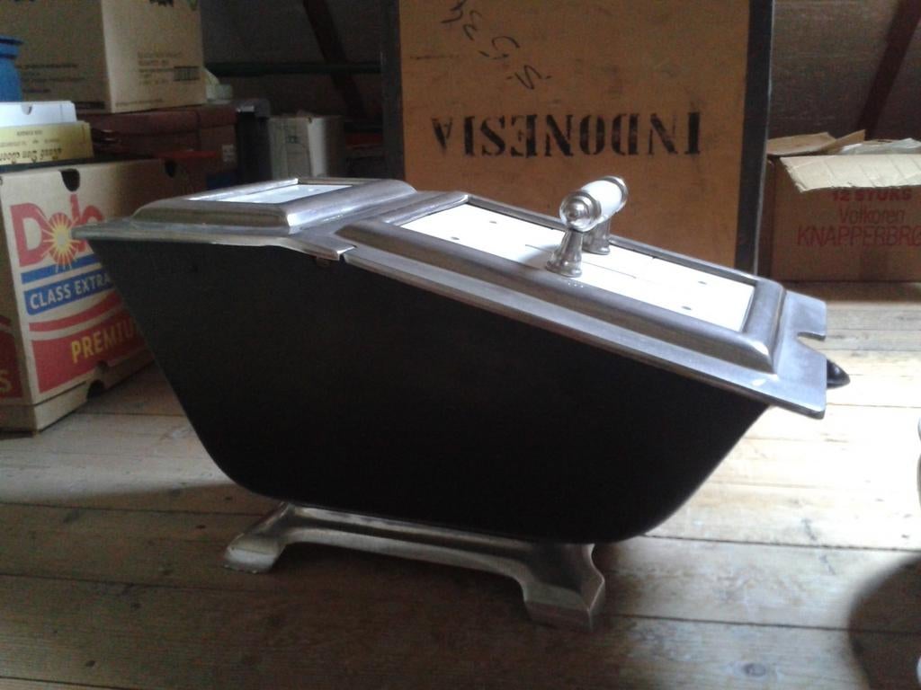 Zeer zware gietijzeren kolenkit, Ophalen