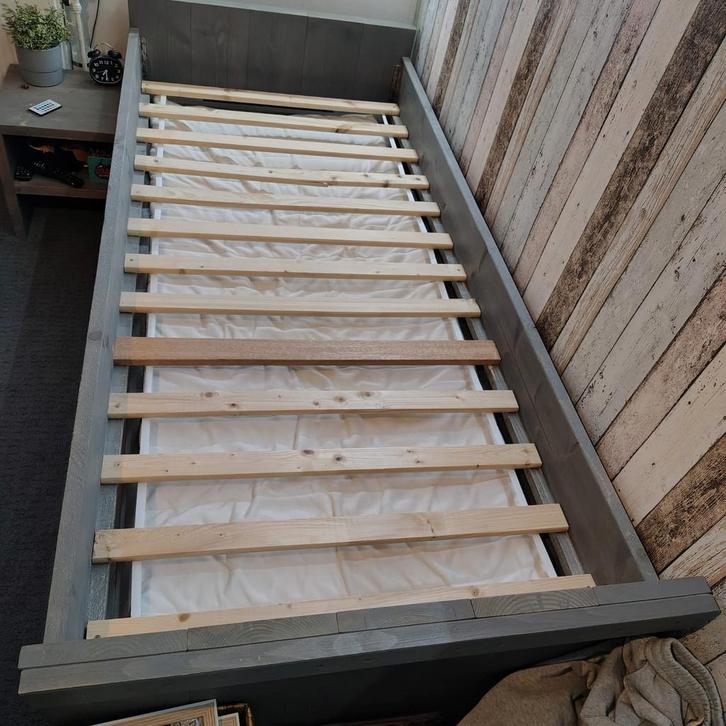 Grey wash steigerhouten bed Marijn inclusief matrassen, Huis en Inrichting, Slaapkamer | Bedden, Zo goed als nieuw, Eenpersoons