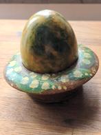 Antiek groen marmeren ei op houten handbeschilderde houder, Verzenden