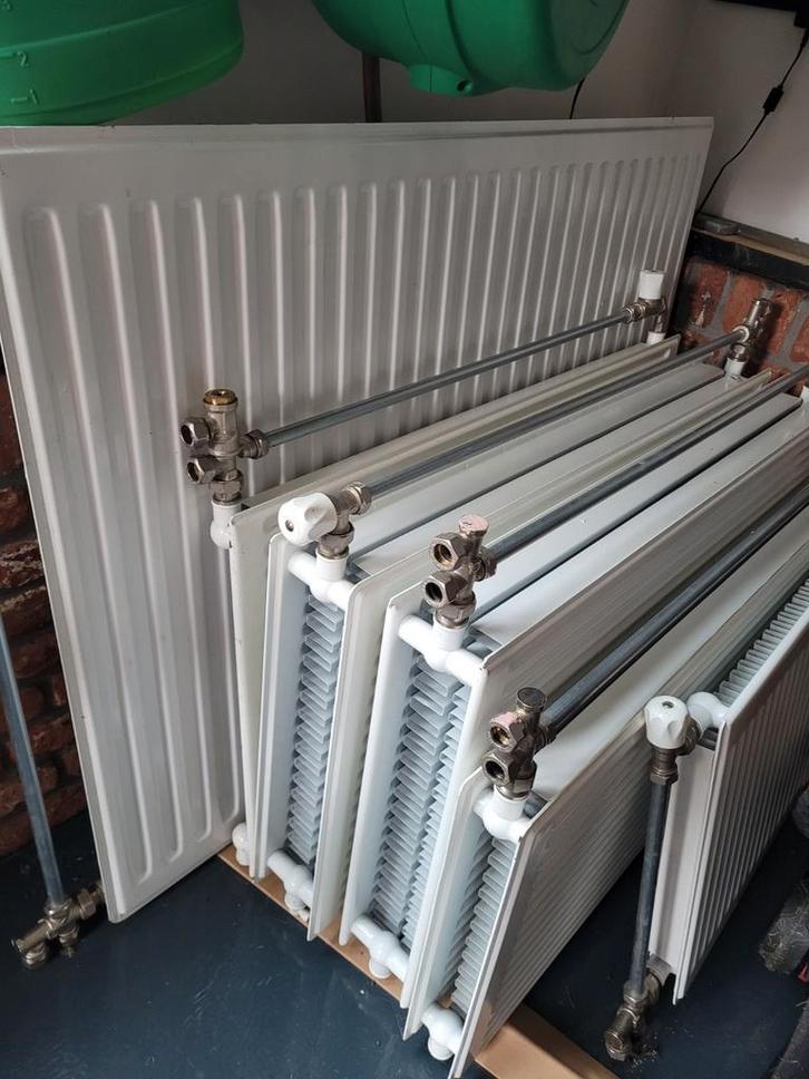 Diverse radiatoren met voetventiel en thermostaat knop, Doe-het-zelf en Verbouw, Verwarming en Radiatoren, Radiator, 30 tot 80 cm