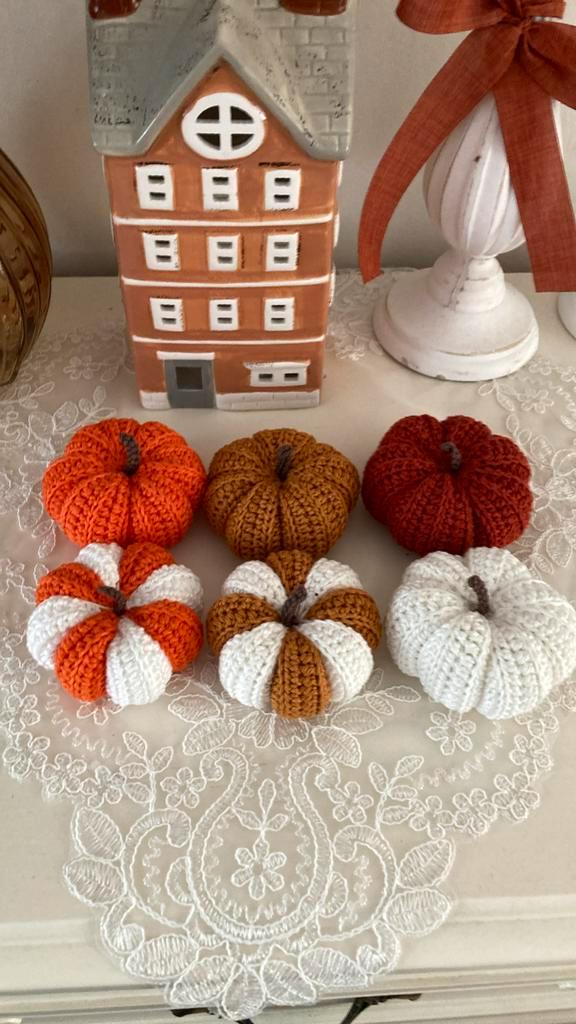 Met de hand gehaakte set pompoenen van Mani di Anne, Hobby en Vrije tijd, Breien en Haken, Nieuw, Haken, Overige typen, Ophalen of Verzenden