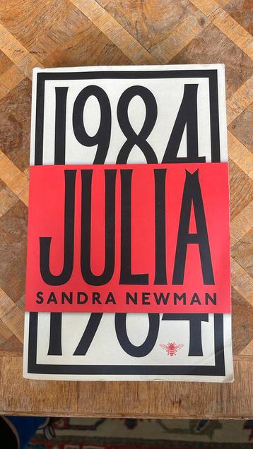 Julia - Sandra Newman beschikbaar voor biedingen