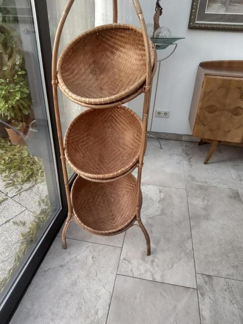 Etagière riet; 3 nivo's 155 cm hoog 40cm diameter, Huis en Inrichting, Woonaccessoires | Etagères, Gebruikt, Ophalen