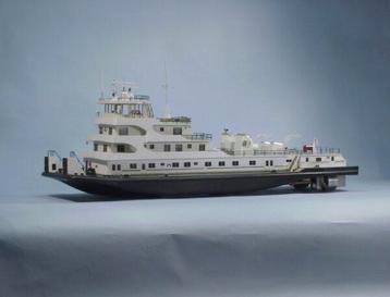 Nieuwe polyester romp voor een duwboot. beschikbaar voor biedingen