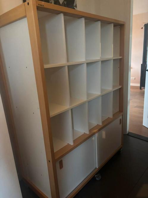 Grote witte vakkenkast op wieltjes, Huis en Inrichting, Kasten | Boekenkasten, Gebruikt, 50 tot 100 cm, 25 tot 50 cm, Ophalen of Verzenden