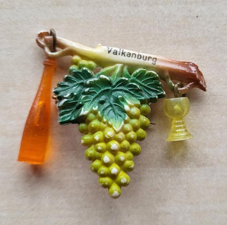 Valkenburg Wijn en Druiven broche, Verzamelen, Speldjes, Pins en Buttons, Gebruikt, Speldje of Pin, Overige onderwerpen, Ophalen of Verzenden