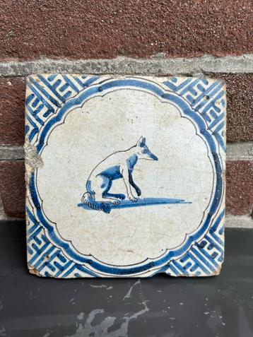 17e-eeuwse Delftse blauw-witte tegel met diermotief beschikbaar voor biedingen