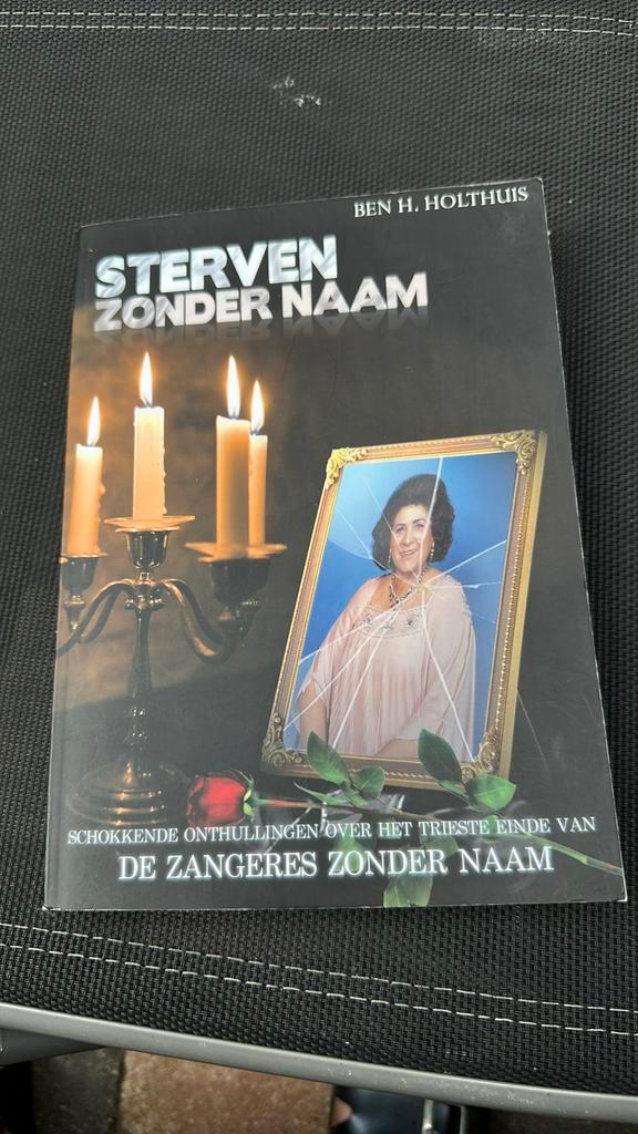 Ben H. Holthuis - Sterven Zonder Naam, Boeken, Biografieën, Zo goed als nieuw, Sport, Ophalen of Verzenden