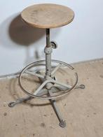 Stoere vintage kruk TH Eindhoven., Ophalen, In hoogte verstelbaar, Gebruikt, Staal