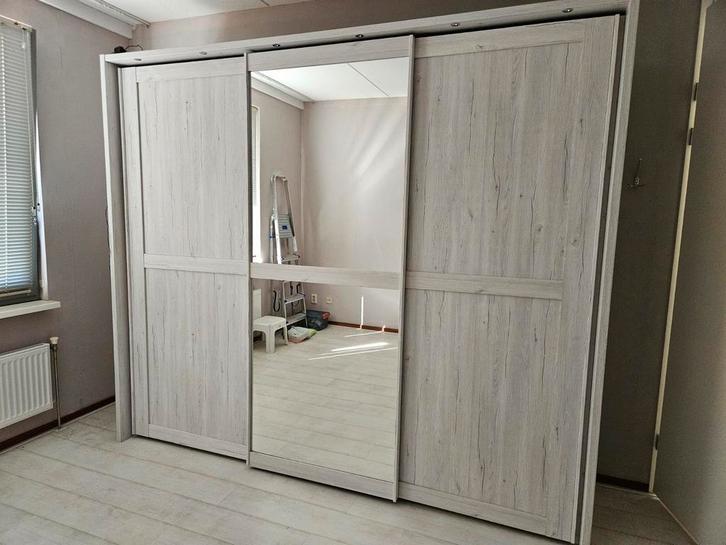 Kledingkast+ schuifdeuren, spotjes en spiegel, Huis en Inrichting, Kasten | Kledingkasten, Zo goed als nieuw, 200 cm of meer, 200 cm of meer