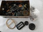 Trommel vol oude knopen en gespen, Antiek en Kunst, Antiek | Kleding en Accessoires, Ophalen of Verzenden
