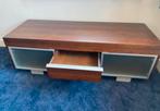 Mooi dressoir van hout, aluminium deurtjes, Huis en Inrichting, Kasten | Dressoirs, Ophalen, Gebruikt, 25 tot 50 cm
