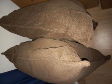 2 grote dikke kussens bruin beschikbaar voor biedingen