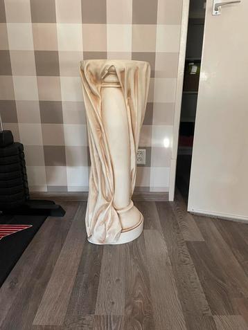 Supermooie , bijzondere creme kleurige zuil ( 81 cm hoog) beschikbaar voor biedingen