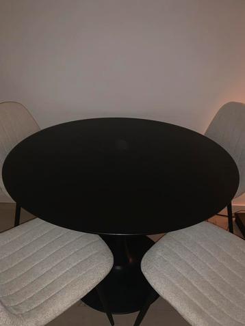 Zwarte Jysk tafel + 4 Leenbakker stoelen beschikbaar voor biedingen
