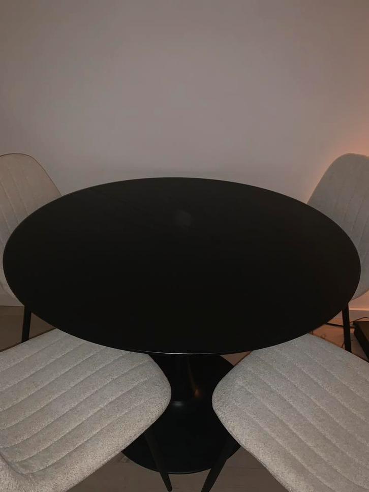 Zwarte Jysk tafel + 4 Leenbakker stoelen, Huis en Inrichting, Tafels | Eettafels, Zo goed als nieuw, 100 tot 150 cm, Vier personen