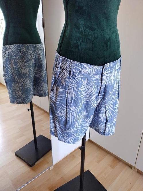 Te koop aangeboden: Korte dames broek, Kleding | Dames, Broeken en Pantalons, Zo goed als nieuw, Maat 42/44 (L), Blauw, Kort, Ophalen of Verzenden