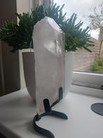 Grote bergkristal op metalen voet – 33 cm hoog, +/- 3.5 kg, Verzamelen, Mineralen en Fossielen, Ophalen of Verzenden